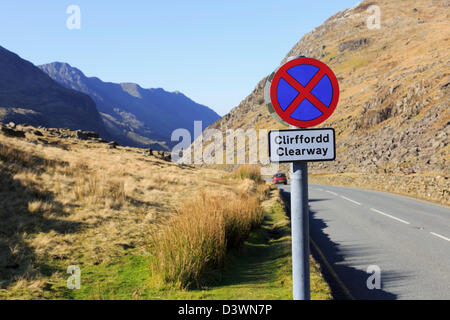 Klarwegschild auf der Landstraße auf dem Llanberis Pass von Pen-y-Pass in den Bergen. Snowdonia National Park Gwynedd North Wales, Großbritannien Stockfoto
