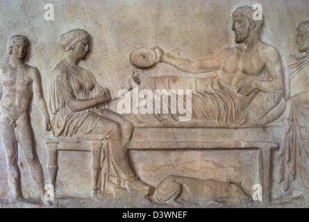 Griechische Kunst. Klassik. Grabstele. Relief. Grabbeigaben Bankettszene. Es fand im Asklepieion (Piräus). Stockfoto