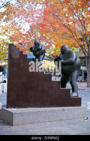 "Auf der Treppe" Skulptur von Keld Moseholm. Civic, Canberra, Australian Capital Territory (ACT), Australien Stockfoto