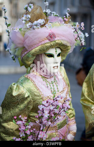 Traditionelle venezianische Masken getragen auf dem Karneval von Venedig in San Marco Platz Venedig Stockfoto