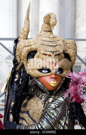 Traditionelle venezianische Masken getragen auf dem Karneval von Venedig in San Marco Platz Venedig Stockfoto