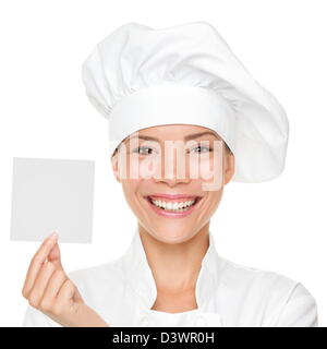 Schöne junge multikulturelle Asian / Caucasian Köchin, Bäcker oder Koch zeigt leere Zeichen isoliert auf weißem Hintergrund Stockfoto