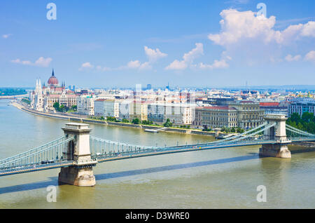 Ungarische Parlamentsgebäude mit der Kettenbrücke Szechenyi Lanchid über die Donau Budapest, Ungarn EU Europa Stockfoto