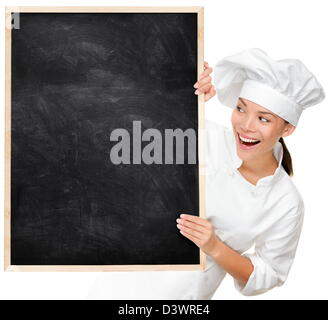 Multikulturelle Asian kaukasischen junge Köchin zeigt leeres Menü Zeichen Tafel auf weißem Hintergrund isoliert Stockfoto