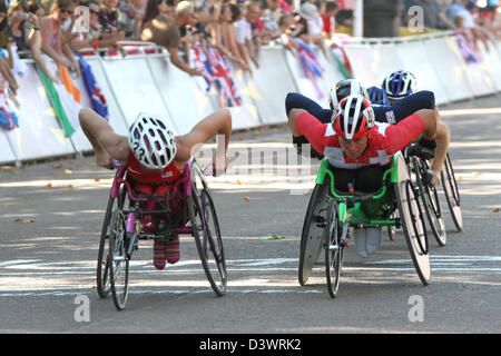 Amanda McGrory der USA (L) und Sandra Graf von Switzerland (R) in der Womens T54-Rollstuhl-Marathon in der Mall während des London Stockfoto