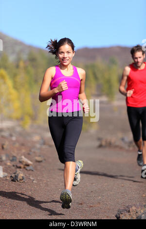 Gemischte Rassen asiatischen / Caucasian Chinesin mit männlichen Läufer läuft für Marathon in Vulkanlandschaft Stockfoto