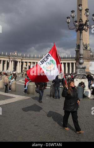 24. Februar 2013 den letzten Angelus Sonntag Segen von Papst Benedict XVI, bevor er am Donnerstag in Sankt Peter Platz, Vatikanstadt, Rom zurücktritt Stockfoto