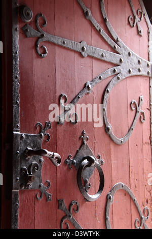 Alte rote hölzerne Portal an die Kathedrale von Straßburg im Elsass, Frankreich Stockfoto