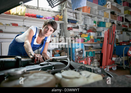 Kleine Unternehmenspraxis der Autowerkstatt garage Stockfoto