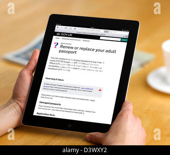 Verlängerung eines Passes auf der UK-Regierung-Services-Website auf einem Retina Display iPad Gov.UK angesehen Stockfoto