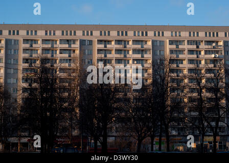 Moderne Architektur hinter dem Eisernen Tor in Warschau. Corbusiers Idee, Wohnblock zu bauen war beliebt in Osteuropa. Stockfoto