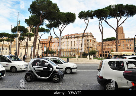 Intelligente Autos fahren auf der Via del Fori Imperiall Road, Rom, Italien Stockfoto