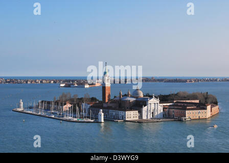 Insel San Giorgio Maggiore ist vom Markusplatz Campanile mit Murano im Hintergrund gesehen. Stockfoto