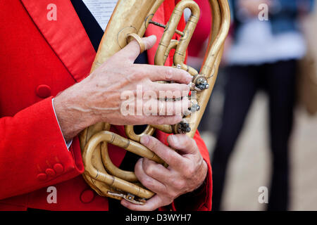 Alter Mann spielt sein instrument Stockfoto