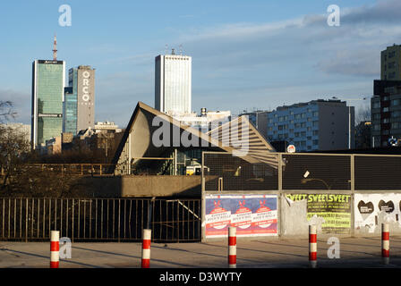 Modernes Dach über Warszawa-Ochota-Bahnhof und Warschau Türme Stockfoto