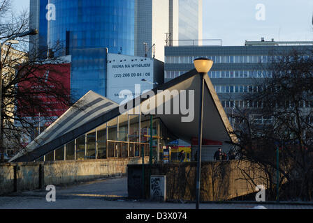 Modernes Dach über Warszawa-Ochota-Bahnhof und Warschau Türme Stockfoto