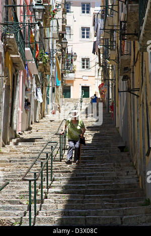 Calçada Da Bica Grande, steilen Fußgängerzone, Viertel Bairro Alto, Lissabon, Portugal Stockfoto