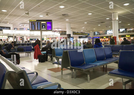 North Terminal Gatwick Airport East Sussex Passagiere Abfahrt lounge Board Flugzeuge warten Stockfoto