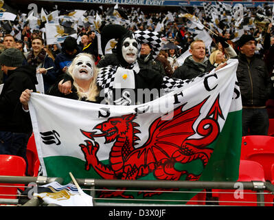 London, UK. 24. Februar 2013.  Swansea den Fans verkleiden sich... Bradford City V Swansea City - Capital One Cup-Finale - Wembley Stadium, London-24/02/13 - Bild David Klein/Sportimage/Alamy Live News Stockfoto