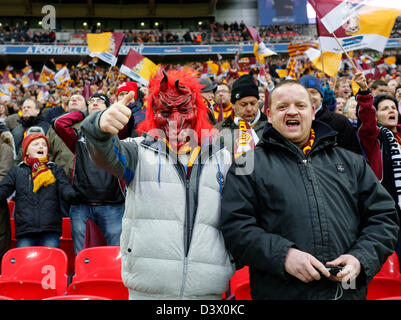 London, UK. 24. Februar 2013.  Ein Bradford-Fan, gekleidet in eine Maske... Bradford City V Swansea City - Capital One Cup-Finale - Wembley Stadium, London-24/02/13 - Bild David Klein/Sportimage/Alamy Live News Stockfoto