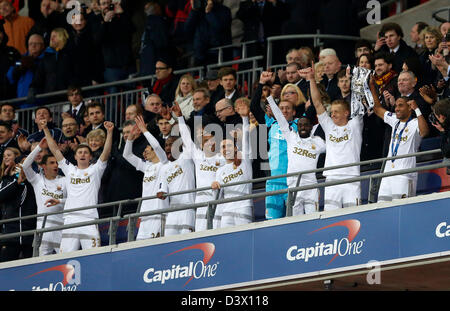 London, UK. 24. Februar 2013.  Swansea heben die Trophäe... Bradford City V Swansea City - Capital One Cup-Finale - Wembley Stadium, London-24/02/13 - Bild David Klein/Sportimage/Alamy Live News Stockfoto