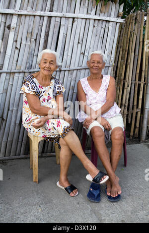Zwei ältere Filipino Frauen Freunde sitzen zusammen. Stockfoto