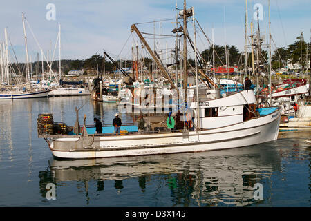 Krabben Sie-Fischerboot am Pfeiler Punkt Hafen in Half Moon Bay, Kalifornien Stockfoto