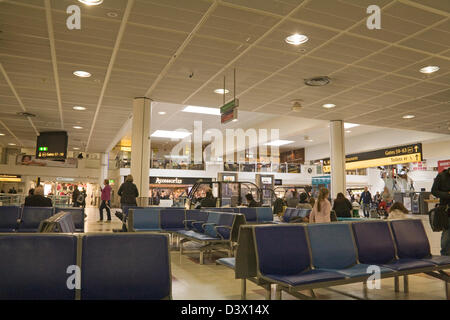 North Terminal Gatwick Airport East Sussex Passagiere Abfahrt lounge Board Flugzeuge warten Stockfoto