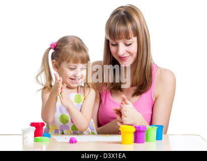 Glückliches Kind Mädchen und Mutter mit bunten Ton Spielzeug spielen