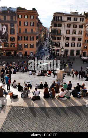 Menschenmassen genießen Sie die Herbst-Sonne an die spanische Treppe, Piazza di Spagna, Rom, Italien 18.11.12 Stockfoto