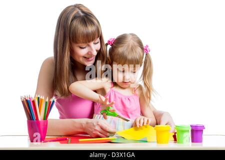 Mutter lehrt Vorschulkind Kind um Gegenstände zu bauen, zu tun. DIY-Konzept. Stockfoto