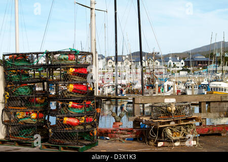 Bunte Krabbe Töpfe und Bojen gestapelt auf Pillar Point Harbor, Half Moon Bay, bereit, auf die lokalen Krabbe Fischerboote geladen werden Stockfoto