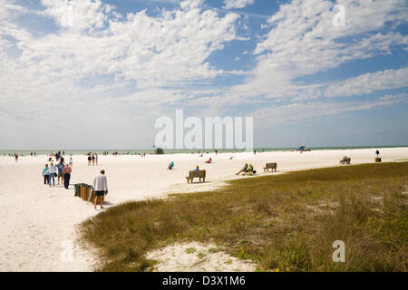 Siesta Key Beach Florida USA Februar Urlauber auf dem sauberen weißen Sand dieser lange beliebte Strand Stockfoto