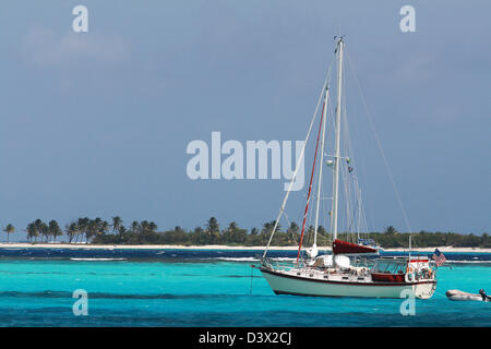 Bunte Grenadinen mit einem weißen Yacht und türkisblaue Karibik. Stockfoto