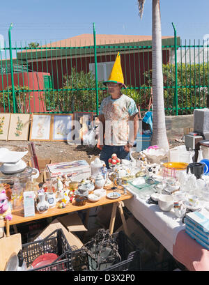 Männliche Standinhaber konische Hut auf einem Flohmarkt in Playa del Inglés, Gran Canaria Stockfoto