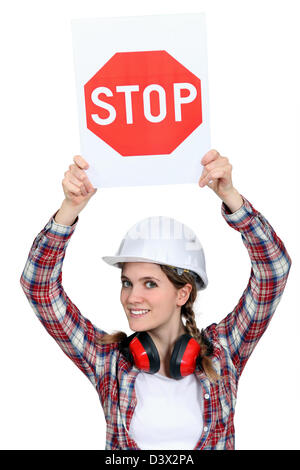 Weibliche Builder Holding Stop-Schild Stockfoto