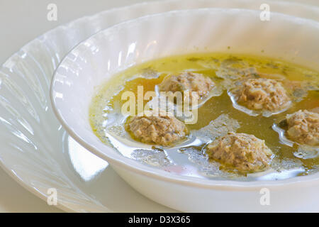 Hühnersuppe mit Frikadellen und Nudeln. Stockfoto