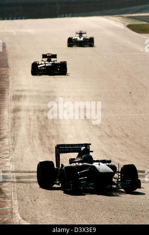 Formel 1-Rennwagen bei Sonnenuntergang während des Tests auf dem Circuit de Catalunya in der Nähe von Barcelona, Februar 2013 Stockfoto