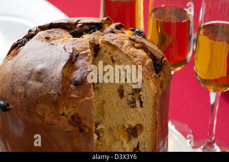 Nahaufnahme der Panettone, traditionelle italienische Weihnachtskuchen aus Mailand Stockfoto