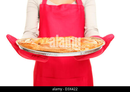 Nahaufnahme von Frau mit Apfelkuchen in Platte isoliert auf weißem Hintergrund Stockfoto