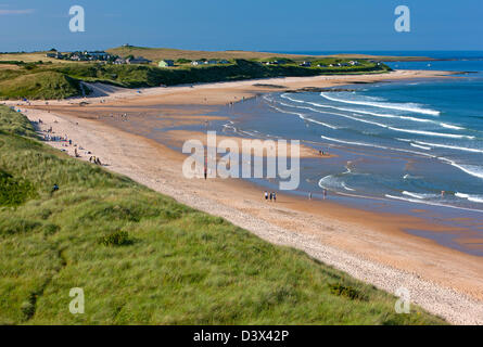 Blick über Embleton Bay in Richtung niedrige Newton-by-the-Sea, Northumberland Stockfoto