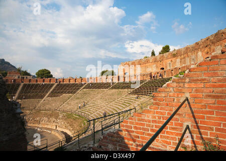 Touristen im antiken griechischen Theater, Taormina, Provinz Messina, Sizilien, Italien Stockfoto