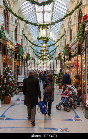 Weihnachtsschmuck in der Royal Arcade in Norwich, Norfolk, England, Großbritannien, Uk Stockfoto