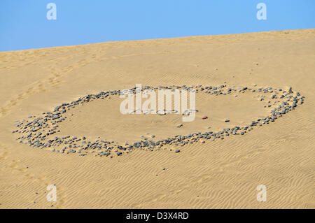 Botschaft der Liebe in Steinen auf Sand M liebt R auf Sanddüne Playa del Inglés, Gran Canaria Stockfoto