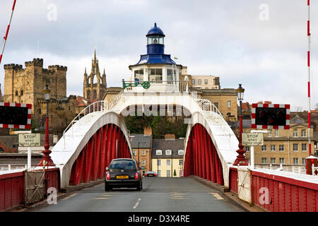 Drehbrücke über den Tyne, Newcastle halten und Kathedrale (St. Nikolaus) jenseits, Newcastle Upon Tyne, Tyne and Wear, England, UK Stockfoto