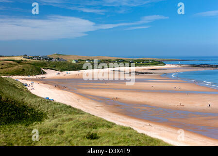 Blick über Embleton Bay in Richtung niedrige Newton-by-the-Sea, Northumberland Stockfoto