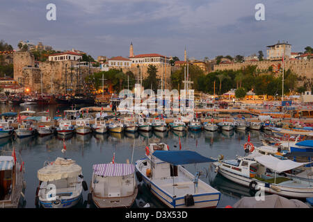 Römische Festung aus Stein an der Antalya Yachthafen der Türkei in der Dämmerung Stockfoto