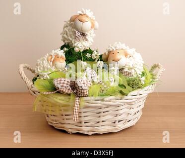 Die Frühlingsdekoration auf dem Holz Schreibtisch platziert. Stockfoto