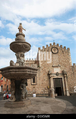 Brunnen vor einer Kathedrale, Taormina, Provinz Messina, Sizilien, Italien Stockfoto