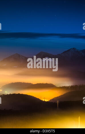 Eine Nacht-Exposition über Brasov Stadt Piatra Mare Berge im Hintergrund Stockfoto